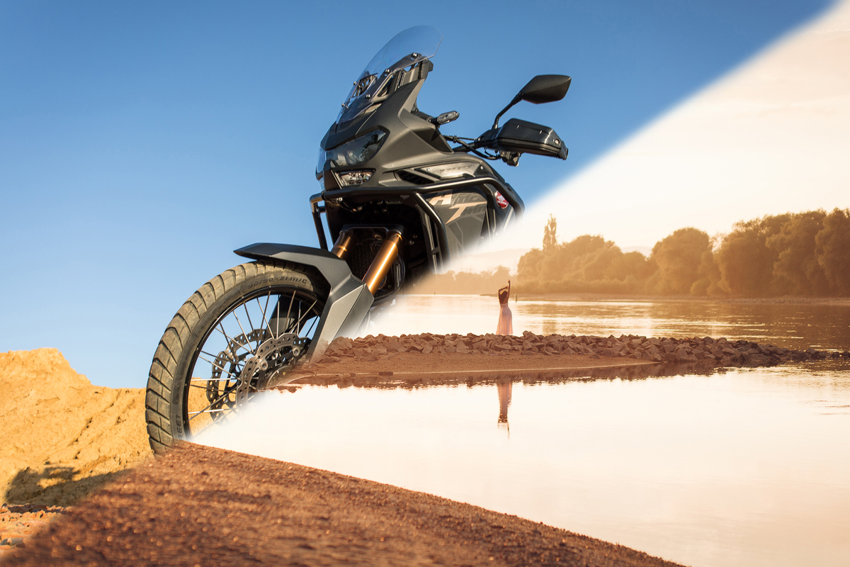 AfricaTwin Katharina im Sonnenuntergang