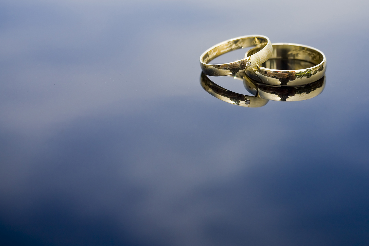 goldene Ringe f&uuml;r die ewigkeit auf der Motorhaube eines BMW